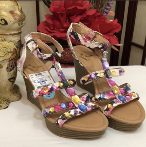 Multicolored sandals with stones ๐ - Picture 3 of 6